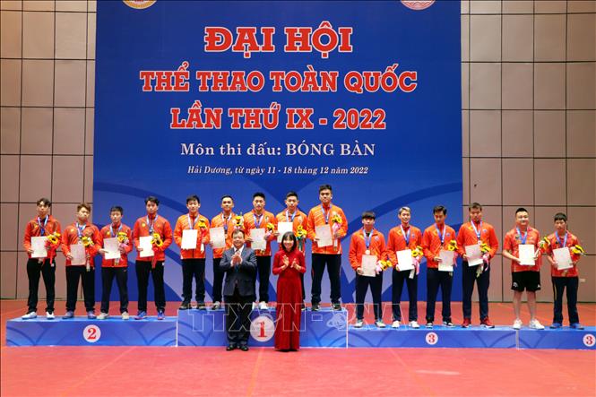 Trao huy chương và giấy chứng nhận cho các vận động viên đạt thành tích nội dung đồng đội nam. Ảnh: Mạnh Tú - TTXVN