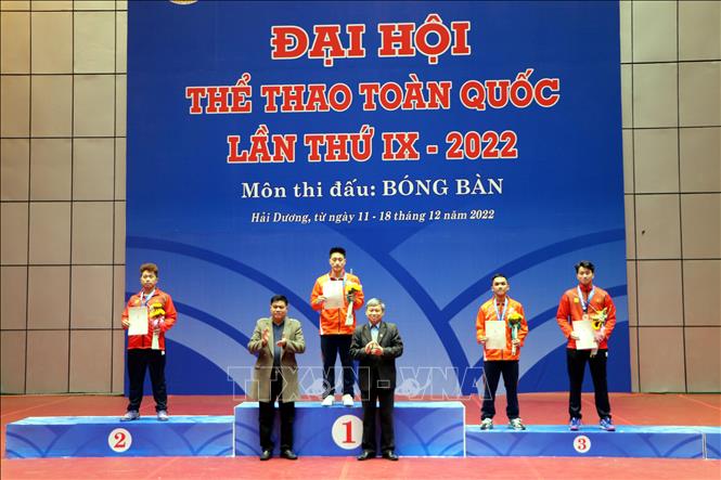 BTC trao huy chương và giấy chứng nhận cho các vận động viên đạt thành tích nội dung đơn nam. Ảnh: Mạnh Tú - TTXVN