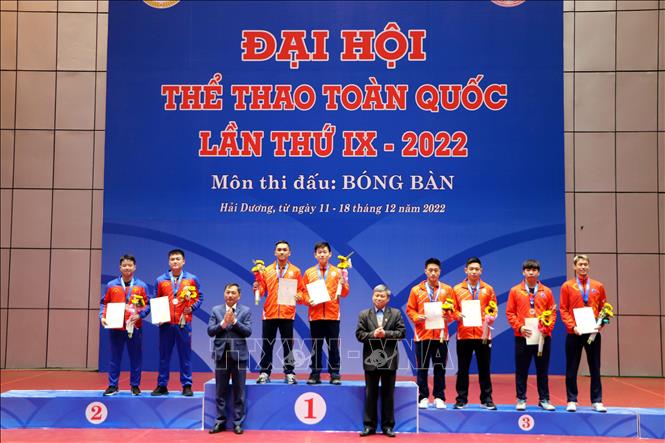 BTC trao huy chương và giấy chứng nhận cho các vận động viên đạt thành tích nội dung đôi nam
Ảnh: Mạnh Tú - TTXVN