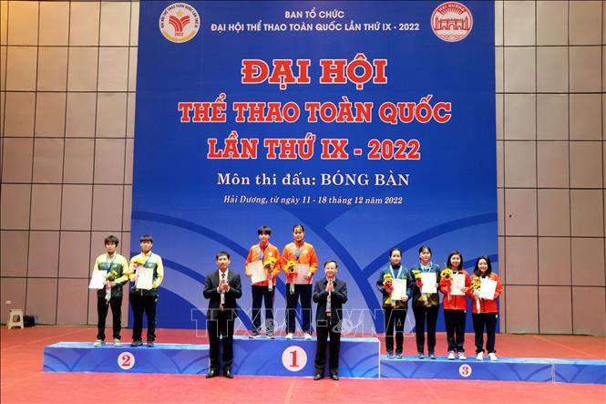 BTC trao huy chương và giấy chứng nhận cho các vận động viên đạt thành tích nội dung đôi nữ. Ảnh: Mạnh Tú - TTXVN