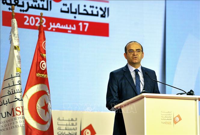 Trong ảnh: Chủ tịch Cơ quan bầu cử độc lập Tunisia Farouk Bouasker tại cuộc họp báo ở Tunis, Tunisia, ngày 17/12/2022. Ảnh: AFP/TTXVN