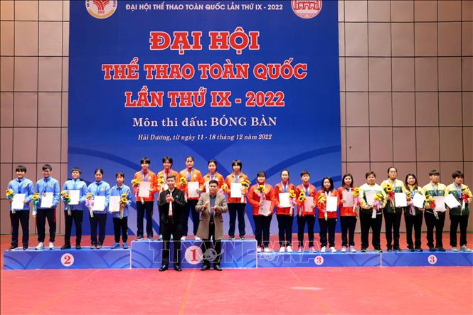 BTC trao huy chương và giấy chứng nhận cho các vận động viên đạt thành tích nội dung đồng đội nữ. Ảnh: Mạnh Tú - TTXVN