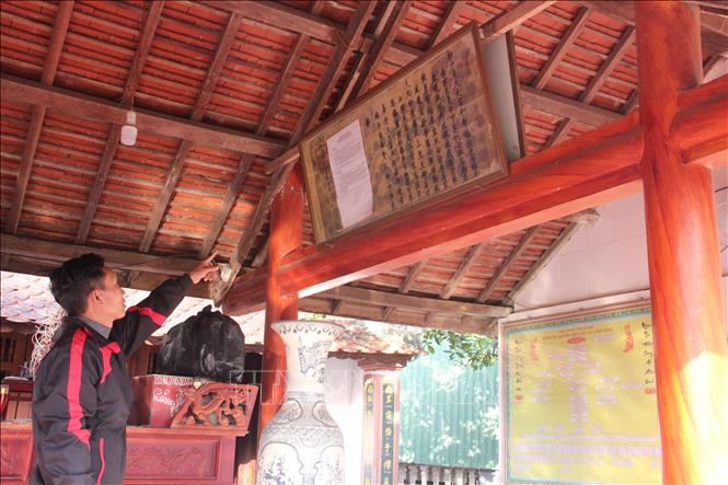 Anh Nguyễn Huy Thắng, hậu duệ đời thứ 18 của dòng họ Nguyễn Huy cho biết, các sắc phong của các bậc tiền nhân đều được con cháu lưu giữ cẩn thận. Ảnh: Hoàng Ngà - TTXVN