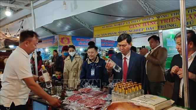 Trong ảnh: Phó Chủ tịch Ủy ban nhân dân tỉnh Kon Tum Nguyễn Hữu Tháp tham quan gian hàng trưng bày sản phẩm tại Hội chợ Công Thương và sản phẩm OCOP Kon Tum năm 2022. Ảnh: Khoa Chương - TTXVN