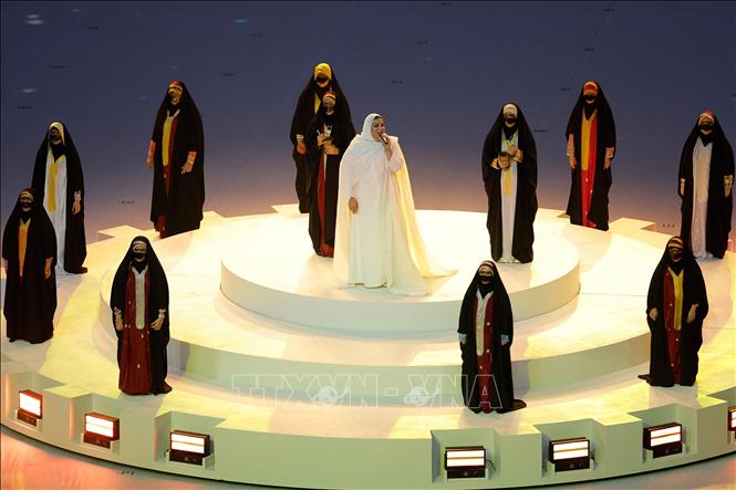 Trong ảnh: Ca sĩ Qatar Dana Al Fardan trình diễn tại lễ bế mạc World Cup 2022 ở Doha, Qatar ngày 18/12/2022. Ảnh: AFP/TTXVN