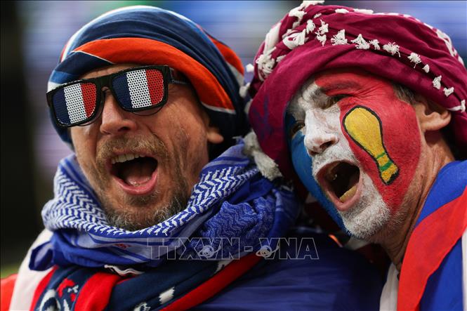 Trong ảnh: Cổ động viên Pháp chờ tiếng còi khai cuộc trận chung kết World Cup 2022 giữa tuyển nhà và Argentina. Ảnh: AFP/TTXVN
