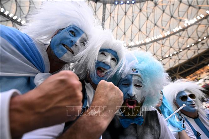 Trong ảnh: Cổ động viên Argentina cổ vũ đội nhà trong trận chung kết gặp tuyển Pháp. Ảnh: AFP/TTXVN