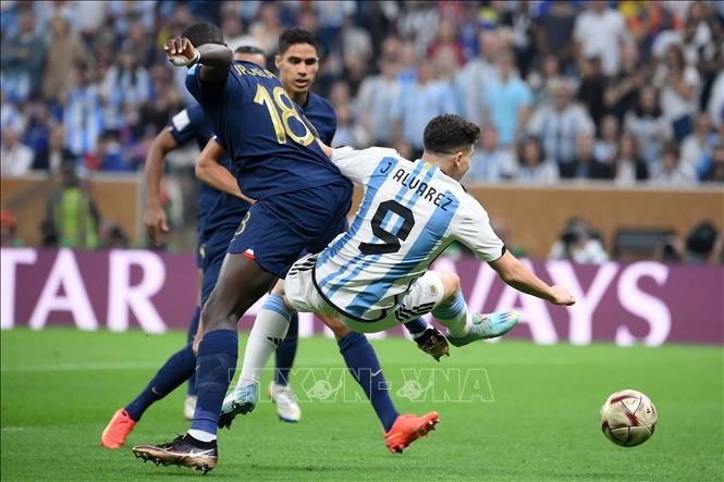 Hậu vệ Pháp Dayot Upamecano (số 18) cản đường bóng của tiền đạo Argentina Julian Alvarez (số 9). Ảnh: AFP/TTXVN