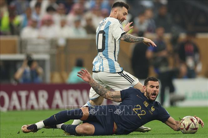Hậu vệ tuyển Pháp Theo Hernandez (phải) cản đường bóng của tiền đạo Argentina Lionel Messi. Ảnh: AFP/TTXVN