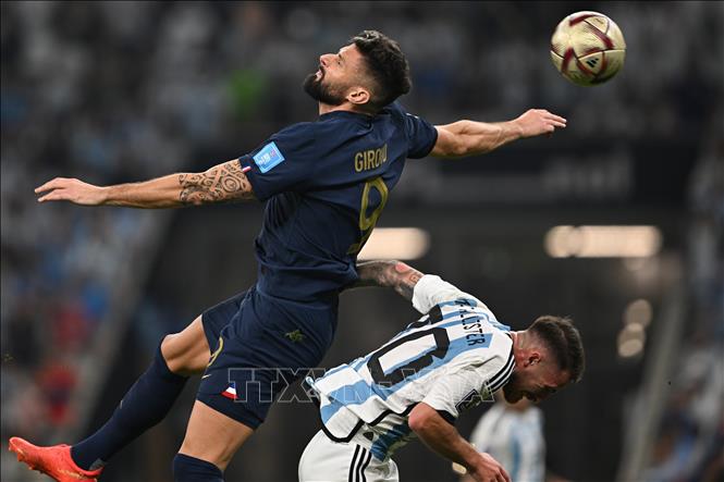 Tiền đạo Pháp Olivier Giroud (trái) trong pha tranh chấp bóng bổng với tiền vệ Argentina Alexis Mac Allister. Ảnh: AFP/TTXVN 