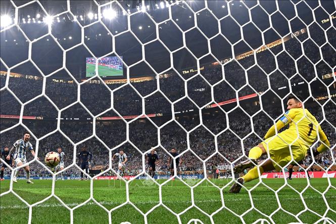 Lionel Messi (trái) đánh bại thủ thành Pháp Lloris (số 1) từ chấm 11m. Ảnh: AFP/TTXVN