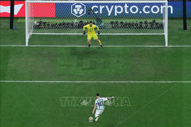 Lionel Messi (số 10) đánh bại thủ thành Pháp Lloris từ chấm 11m. Ảnh: AFP/TTXVN