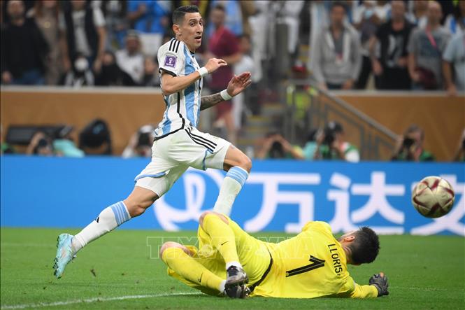 Tiền vệ Argentina Angel Di Maria (trái) dứt điểm thành công, nâng tỷ số trận đấu lên 2-0. Ảnh: AFP/TTXVN