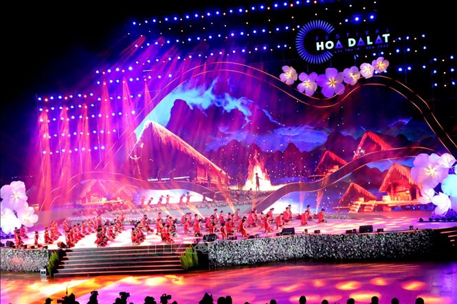 Màn sử ca trong đêm khai mạc Festival Hoa Đà Lạt. Ảnh: Chu Quốc Hùng - TTXVN