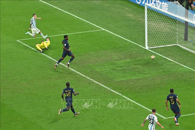 Tiền vệ Argentina Angel Di Maria (trái) ghi bàn nâng tỷ số trận đấu lên 2-0 trước tuyển Pháp. Ảnh: AFP/TTXVN