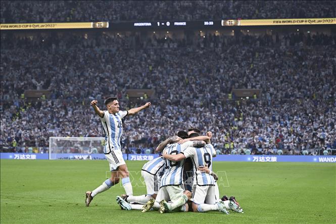 Các tuyển thủ Argentina ăn mừng bàn thắng thứ hai của đội nhà trước tuyển Pháp. Ảnh: THX/TTXVN