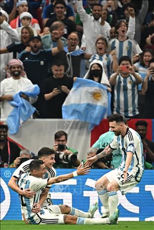 Các tuyển thủ Argentina ăn mừng bàn thắng thứ hai của đội nhà trước tuyển Pháp. Ảnh: AFP/TTXVN