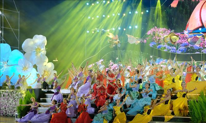 Chương trình nghệ thuật đặc biệt Công bố Festival Hoa Đà Lạt 2022 có sự tham gia của khoảng 400 diễn viên. Ảnh: Nguyễn Dũng – TTXVN 