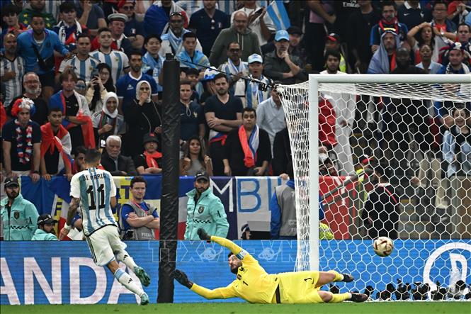 Tiền vệ Argentina Angel Di Maria (số 11) sút tung lưới thủ thành Pháp Hugo Lloris, nâng tỷ số trận đấu lên 2-0. Ảnh: AFP/TTXVN