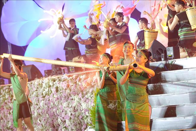 Hoạt cảnh những cô gái đi lấy nước về buôn làng thể hiện cho khởi nguồn sự sống. Ảnh: Nguyễn Dũng – TTXVN