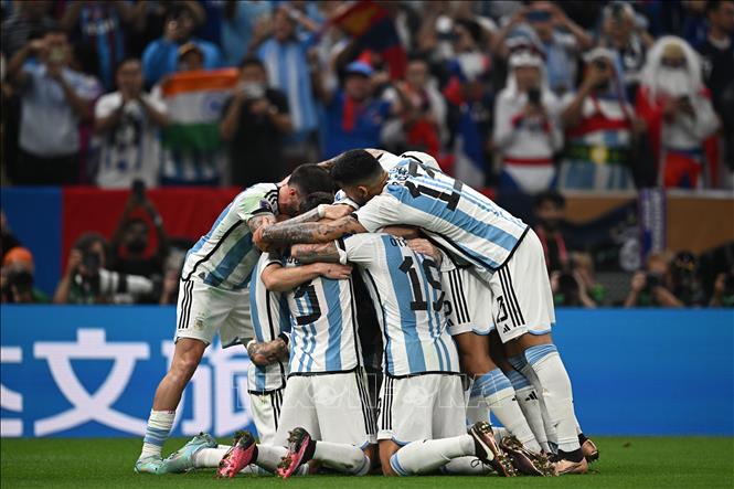 Pha ăn mừng của các tuyển thủ Argentina sau khi Angel Di Maria nâng tỷ số trận đấu lên 2-0. Ảnh: AFP/TTXVN