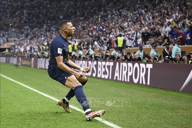 Phút 81, Mbappe trong pha phối hợp đẹp mắt với đồng đội đã lập siêu phẩm, cân bằng tỷ số 2-2 cho tuyển Pháp trước Argentina. AFP/TTXVN