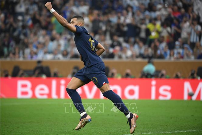 Phút 81, Mbappe trong pha phối hợp đẹp mắt với đồng đội đã lập siêu phẩm, cân bằng tỷ số 2-2 cho tuyển Pháp trước Argentina. AFP/TTXVN