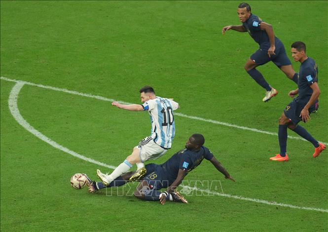 Trong ảnh: Pha tranh bóng giữa Dayot Upamecano (thứ 2, trái) của Pháp và tiền đạo Messi (số 10) của Argentina. Ảnh: THX/TTXVN  