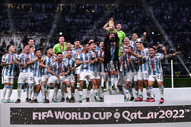 Giây phút đăng quang vô địch World Cup 2022 của cầu thủ vĩ đại nhất trong lịch sử Lionel Messi (thứ 4, phải sang, hàng đầu) cùng các đồng đội Argentina. Ảnh: AFP/TTXVN