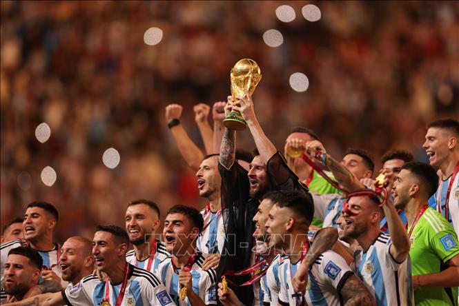 Giây phút đăng quang vô địch World Cup 2022 của cầu thủ vĩ đại nhất trong lịch sử Lionel Messi (giữa) cùng các đồng đội Argentina. Ảnh: AFP/TTXVN