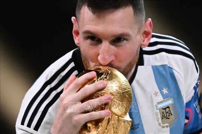 Giây phút cầu thủ vĩ đại nhất trong lịch sử Lionel Messi được hôn lên Cup vô địch World Cup 2022. Ảnh: AFP/TTXVN