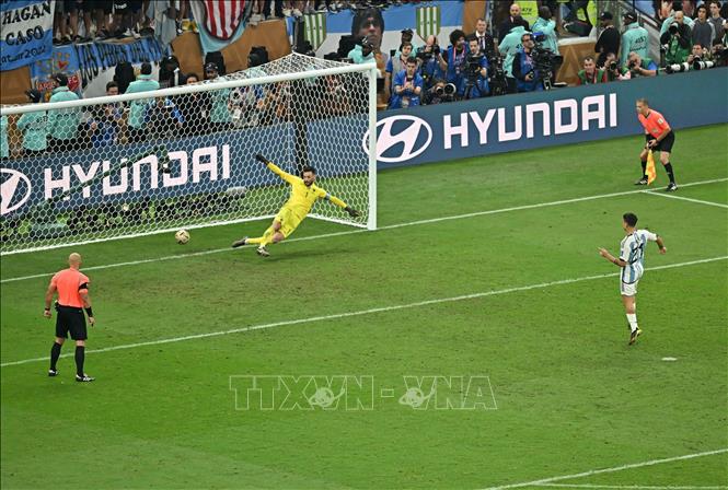 Dybala sút thành công quả luân lưu thứ hai của Argentina. Tỷ số Argentina - Pháp 2-1. Ảnh: THX/TTXVN