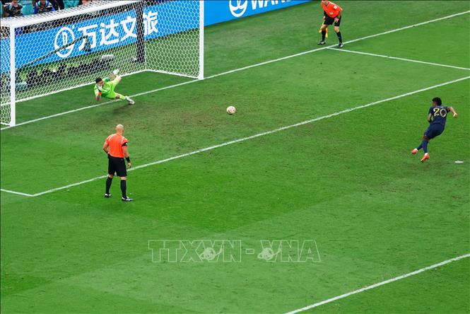 Thủ thành Argentina Emiliano Martinez cản phá được cú đá luân lưu của tiền đạo Pháp Kingsley Coman. (phải). Tỷ số Argentina 2-1 Pháp. Ảnh: AFP/TTXVN