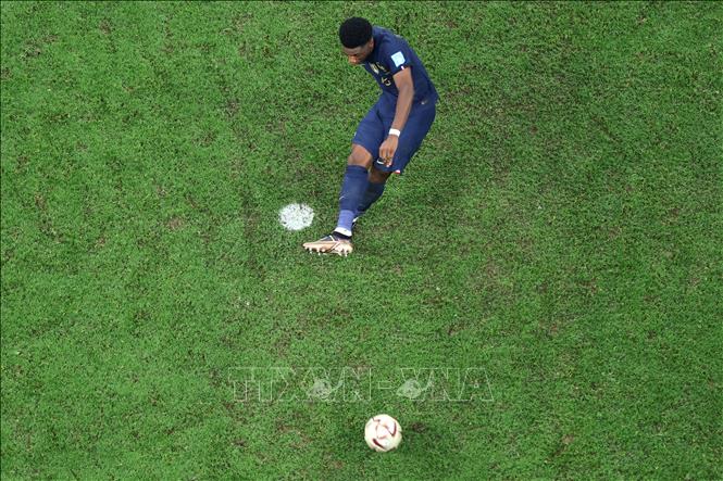 Tiền vệ Pháp Aurelien Tchouameni sút luân lưu ra ngoài. Tỷ số tạm là Argentina 2-1 Pháp. Ảnh: AFP/TTXVN