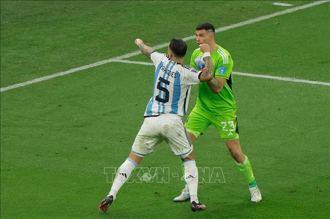 Tiền vệ Leandro Paredes (trái) hoàn thành chính xác cú sút luân lưu thứ 3 cho Argentina. Tỷ số tạm nghiêng về đội áo trắng sọc xanh 3-1. Ảnh: AFP/TTXVN