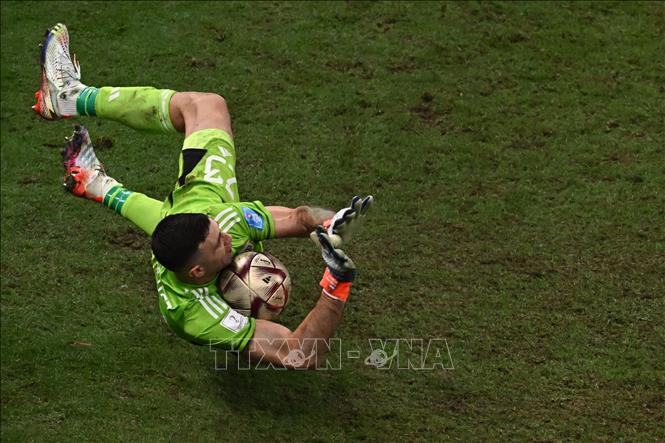 Thủ thành Argentina Emiliano Martinez cản phá thành công lượt đá luân lưu của tiền đạo Pháp Kingsley Coman. Ảnh: AFP/TTXVN