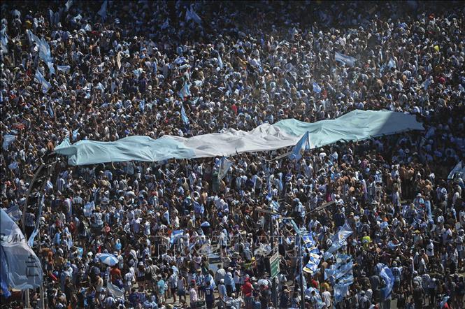 Cổ động viên Argentina đổ xuống đường phố thủ đô Buenos Aires, hạnh phúc với danh hiệu vô địch World Cup 2022 của các tuyển thủ quốc gia sau 36 năm đằng đẵng chờ đợi. Ảnh: AFP/TTXVN