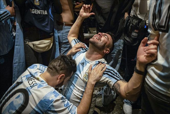 Trong ảnh: Niềm hạnh phúc vỡ oà của cổ động viên Argentina khi đội nhà đăng quang vô địch World Cup 2022. Ảnh: AFP/TTXVN