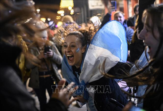 Niềm hạnh phúc vô bờ của cổ động viên Argentina ở Madrid (Tây Ban Nha) khi đội nhà đăng quang vô địch World Cup 2022. Ảnh: AFP/TTXVN