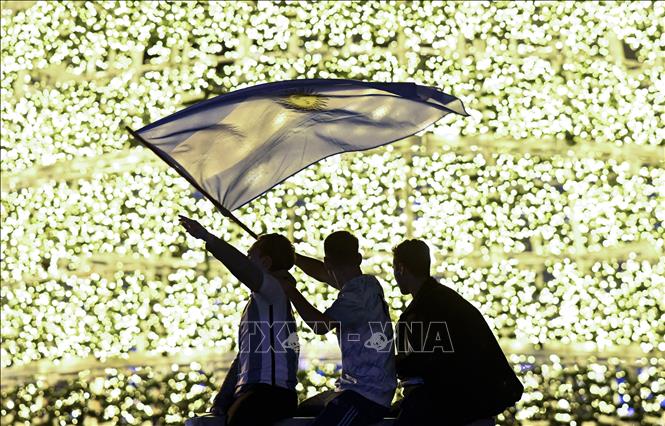 Cổ động viên Argentina ở Madrid (Tây Ban Nha) ăn mừng khi đội nhà đăng quang vô địch World Cup 2022. Ảnh: AFP/TTXVN