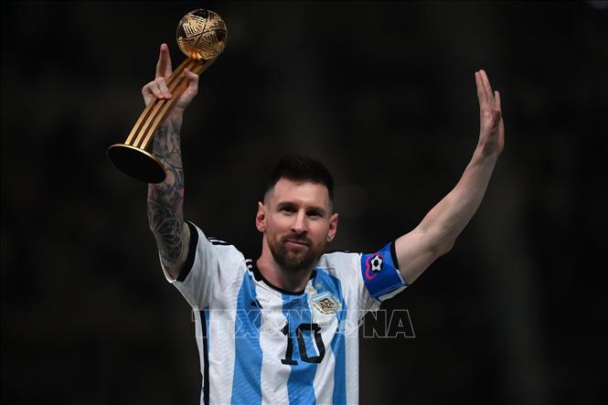 Lionel Messi đoạt danh hiệu cầu thủ xuất sắc nhất World Cup 2022, sau 5 lần được bầu làm cầu thủ xuất sắc nhất trận và đăng quang ngôi vô địch cùng tuyển Argentina trong đêm chung kết. Ảnh: AFP/TTXVN