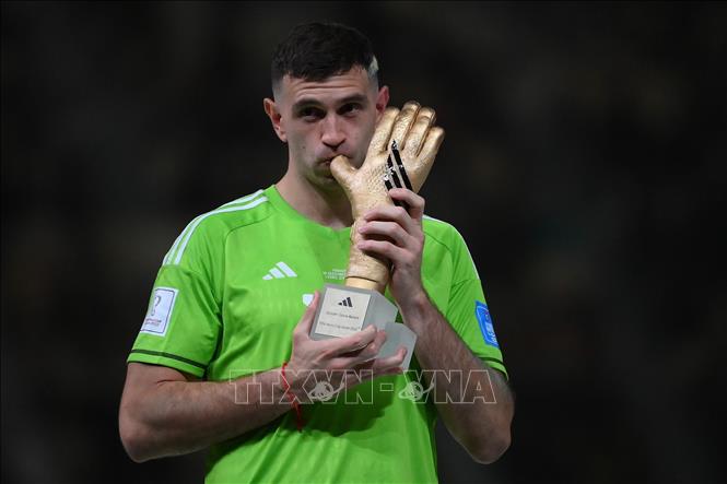 Thủ thành Argentina Emiliano Martinez nhận danh hiệu Đôi găng vàng nhờ các pha bảo vệ lưới nhà xuất sắc trong các trận đấu World Cup 2022. Ảnh: AFP/TTXVN
