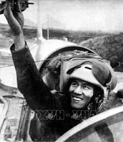 Đêm 27/12/1972, phi công Phạm Tuân lái máy bay tiêm kích Mig-21 mang số hiệu 5121 bắn rơi B-52 Mỹ trên bầu trời Hà Nội, trở thành phi công Việt Nam đầu tiên bắn rơi B-52. Đây cũng là chiếc B52 đầu tiên bị bộ đội không quân tiêu diệt. Ảnh: Tư liệu/TTXVN phát