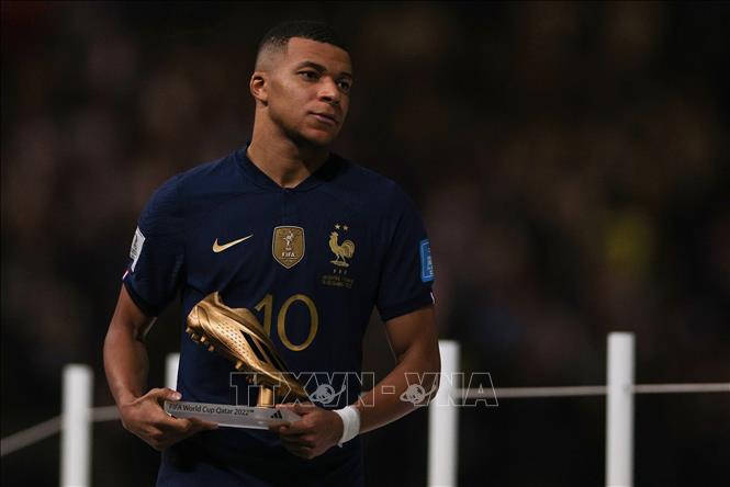 Với 8 pha lập công cùng hai đường chuyền cho đồng đội ghi bàn tại vòng chung kết World Cup 2022, tiền đạo tuyển Pháp Kylian Mbappe đoạt danh hiệu Chiếc giày vàng. Ảnh: AFP/TTXVN