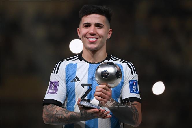 Ngôi sao mới nổi trên hàng tiền vệ Argentina Enzo Fernandez được FIFA trao danh hiệu Cầu thủ trẻ xuất sắc nhất World Cup 2022. Ảnh: AFP/TTXVN