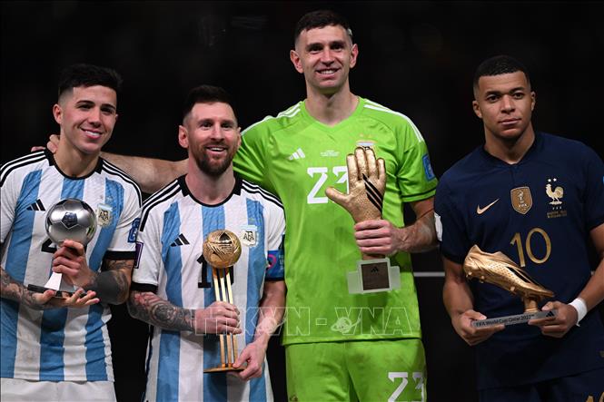 Các cầu thủ được vinh danh tại World Cup 2022 (từ trái sang): Enzo Fernandez là Cầu thủ trẻ xuất sắc nhất; Lionel Messi đoạt danh hiệu Cầu thủ xuất sắc nhất World Cup 2022; Emiliano Martinez được trao Đôi găng vàng và Kylian Mbappe giành Chiếc giày vàng. Ảnh: AFP/TTXVN