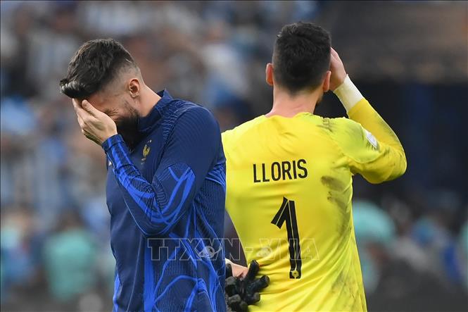 Nỗi buồn của tiền đạo Pháp Olivier Giroud (trái) và thủ thành Hugo Lloris khi đội nhà lỡ hẹn với chiếc Cup vô địch World Cup 2022. Ảnh: AFP/TTXVN
