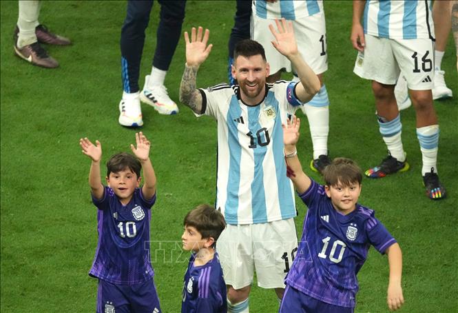 Tiền đạo Lionel Messi cùng các con trong đêm đăng quang ngôi vô địch World Cup 2022 của đội nhà Argentina. Ảnh: THX/TTXVN