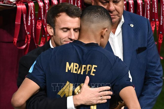Tổng thống Pháp Emmanuel Macron (trái) động viên tiền đạo Kylian Mbappe sau khi Les Bleus lỡ hẹn với ngôi vô địch World Cup 2022. Ảnh: AFP/TTXVN