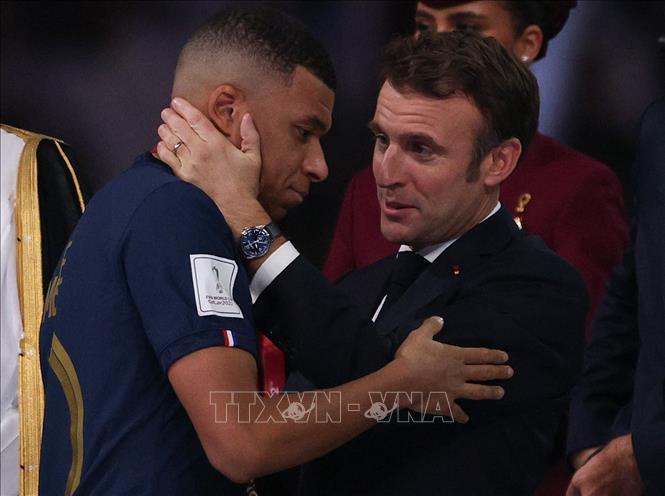 Tổng thống Pháp Emmanuel Macron (phải) động viên tiền đạo Kylian Mbappe sau khi Les Bleus lỡ hẹn với ngôi vô địch World Cup 2022. Ảnh: AFP/TTXVN